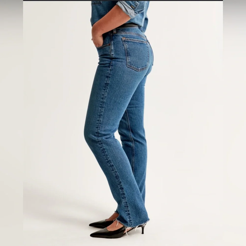 Abercrombie Curve Love Mid Rise 90s Straight Jean Size 28 - Picture 2 of 8
